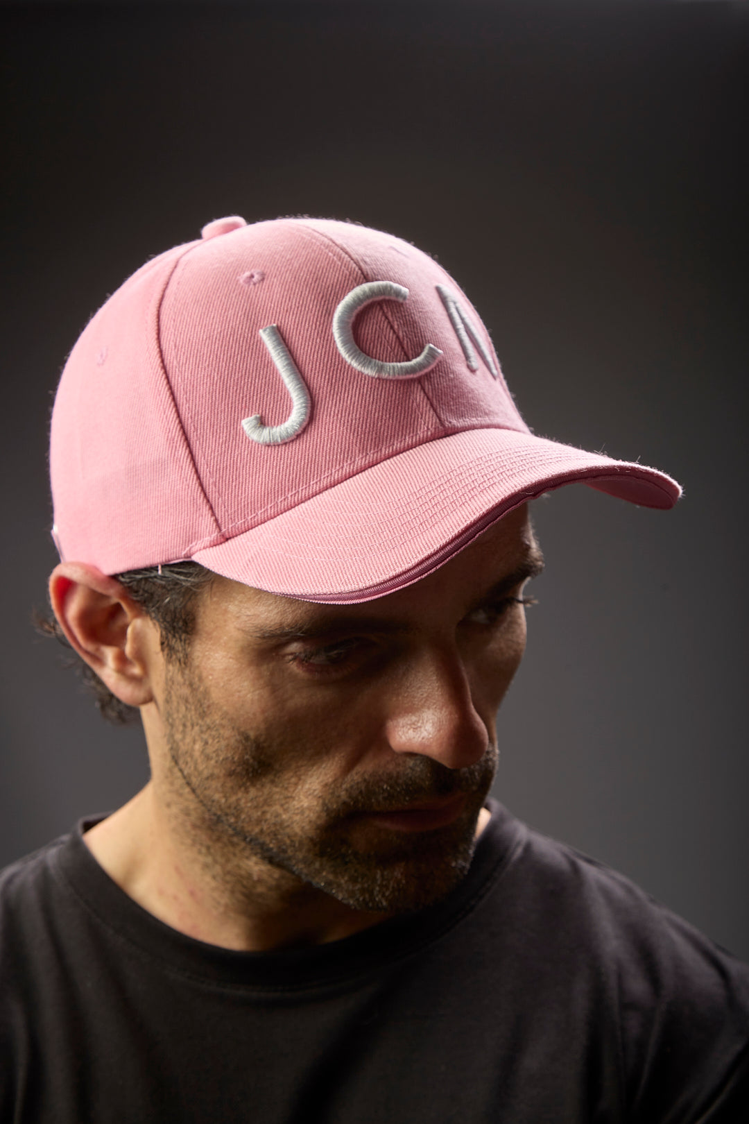 Gorra Rosada con Bordado Blanco