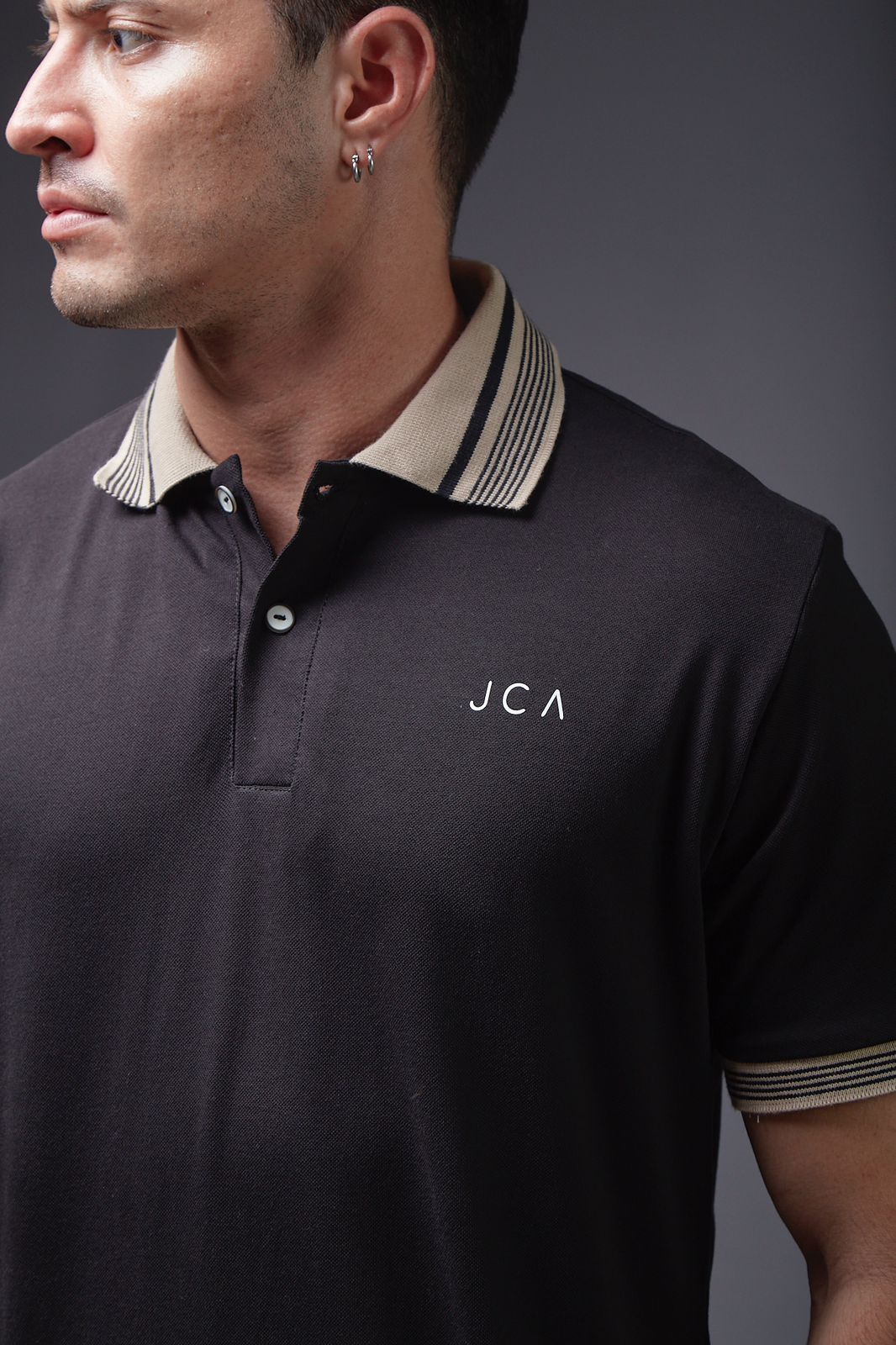 Polo Negro Cuello Beige Hombre