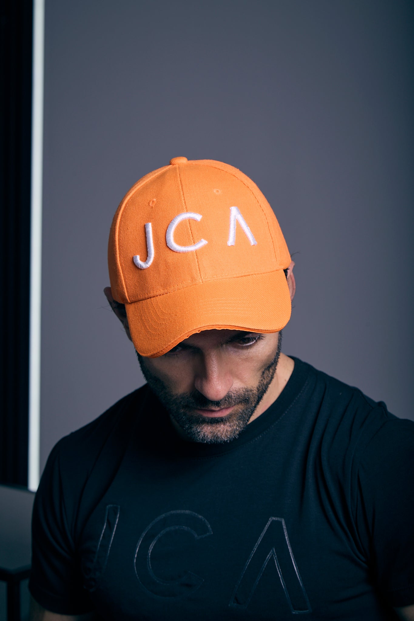 Gorra Naranja con Bordado Blanco