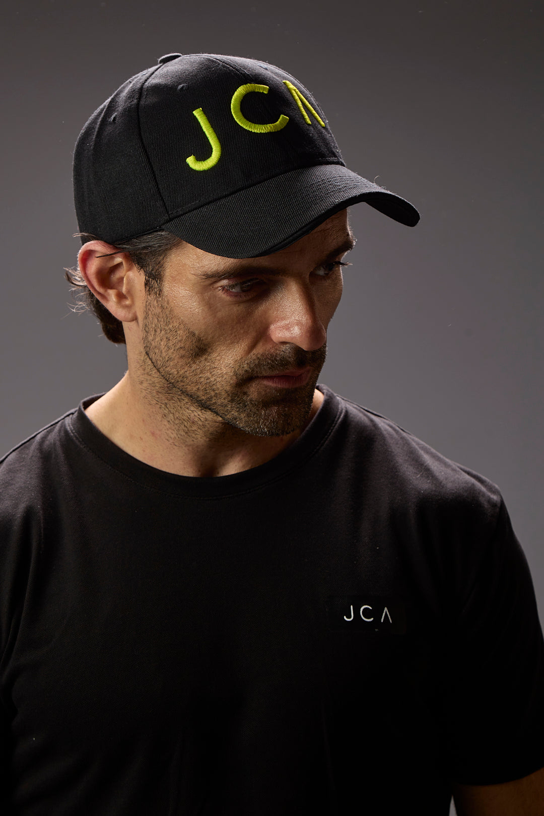 Gorra Negra con Bordado Verde Neón