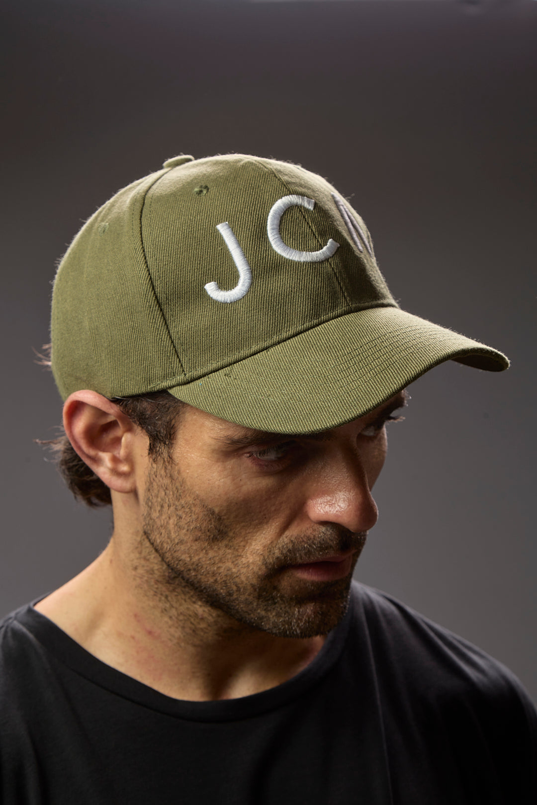 Gorra Verde Militar con Bordado Blanco