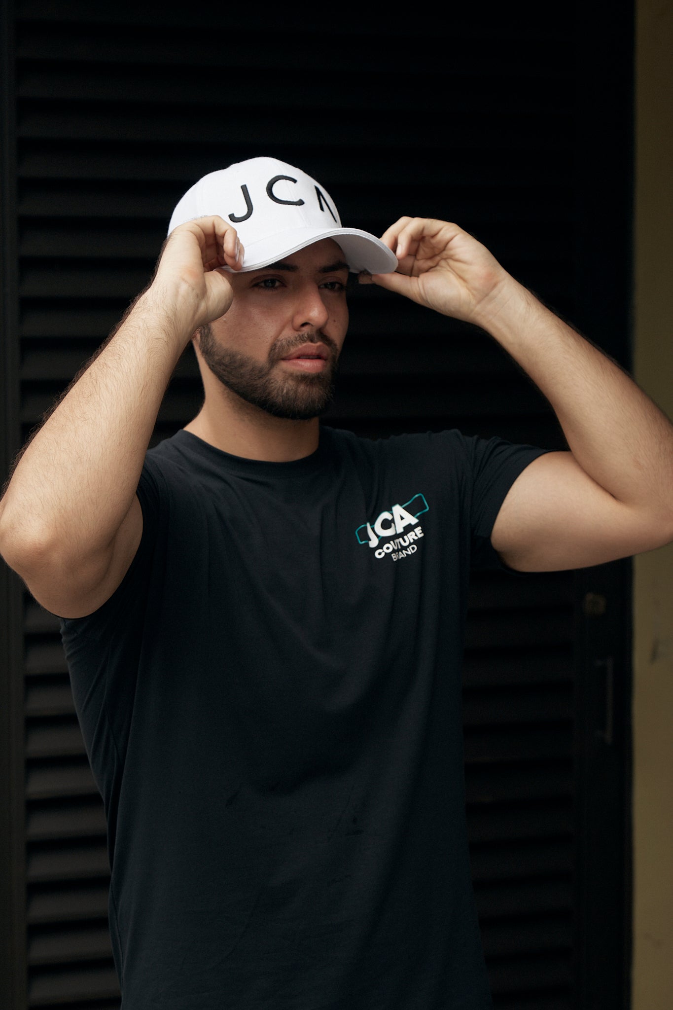 Gorra Blanca con Bordado Negro