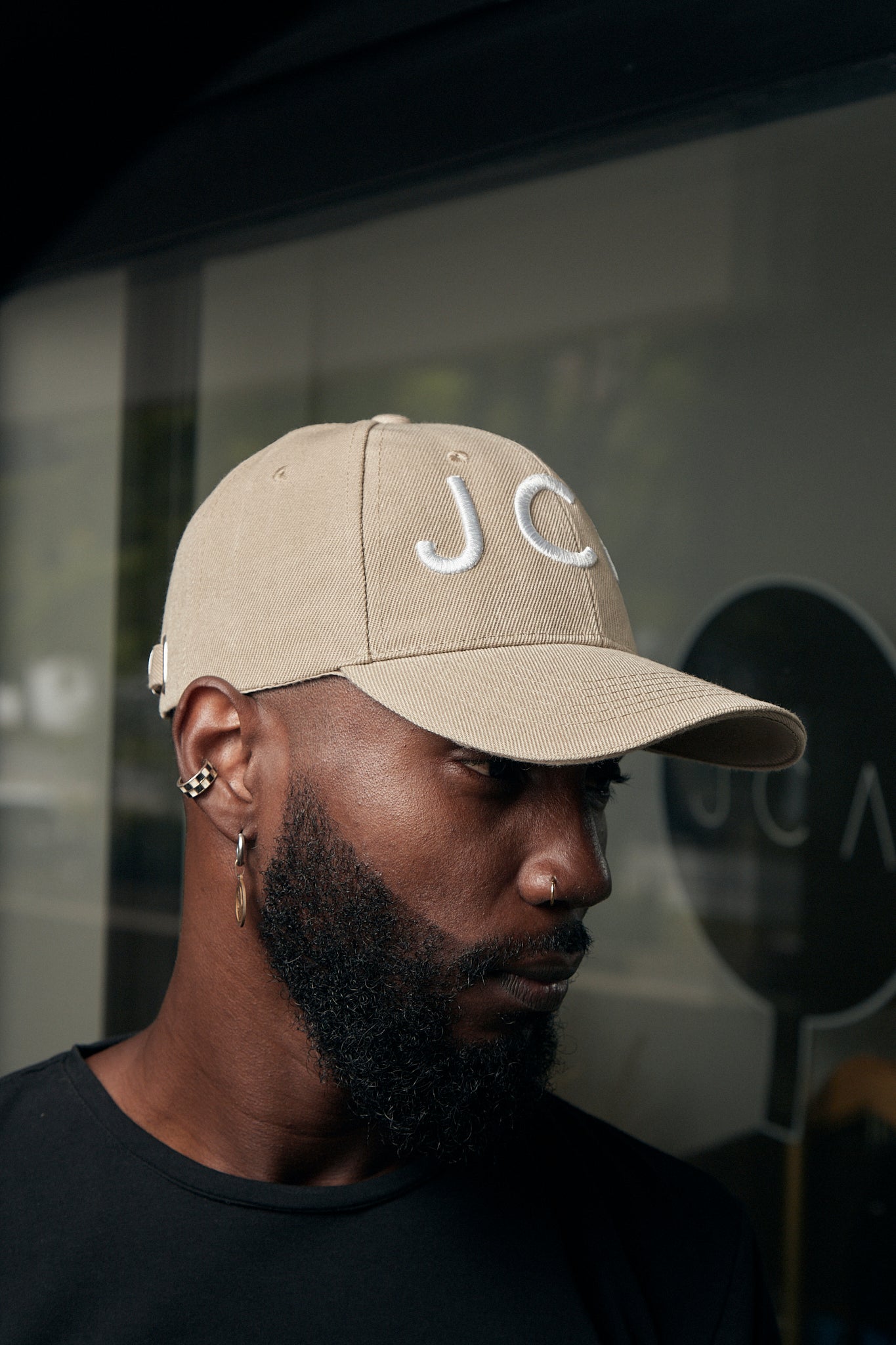 Gorra Beige con Bordado Blanco