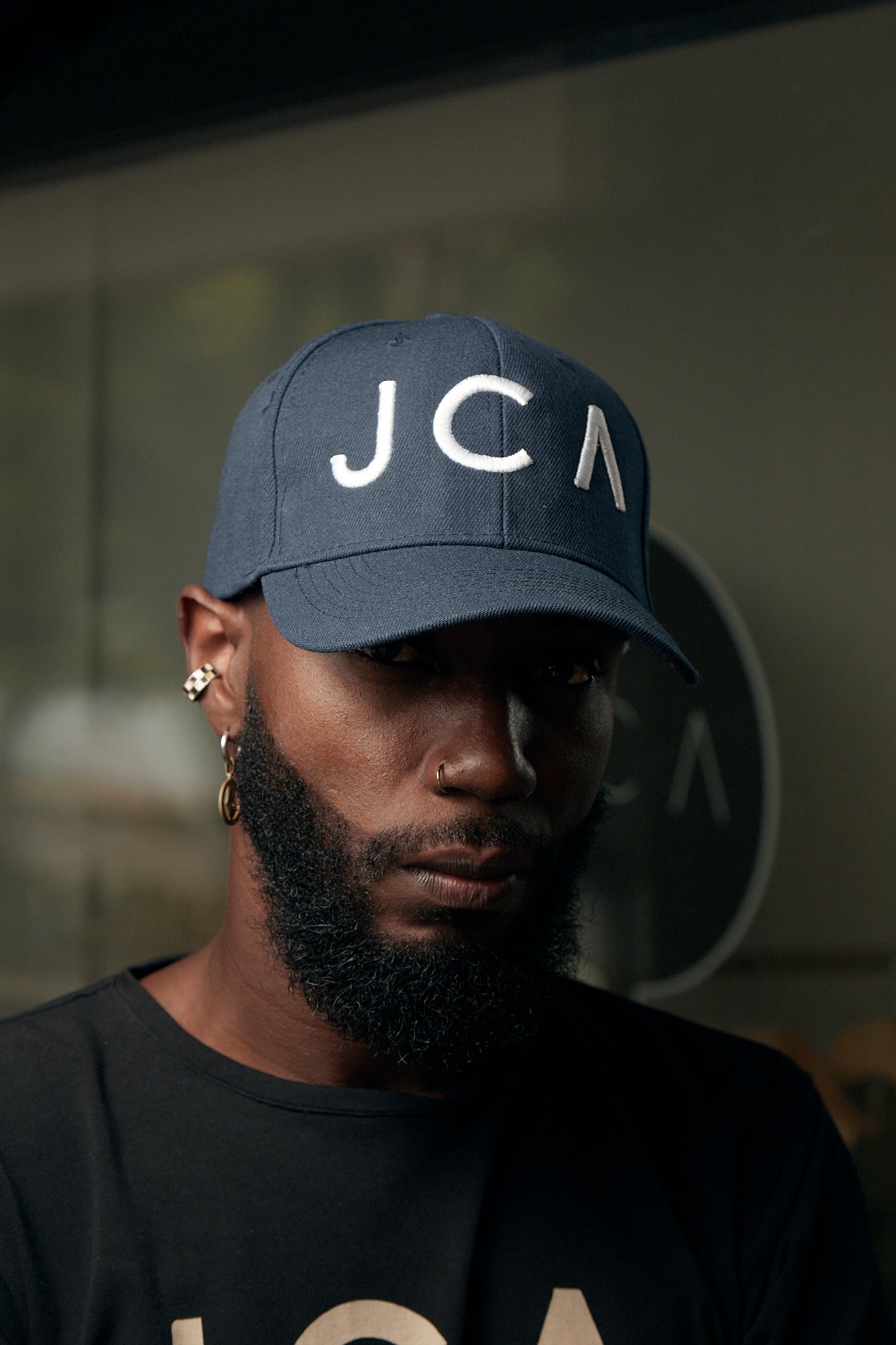Gorra Azul Oscuro con Bordado Blanco