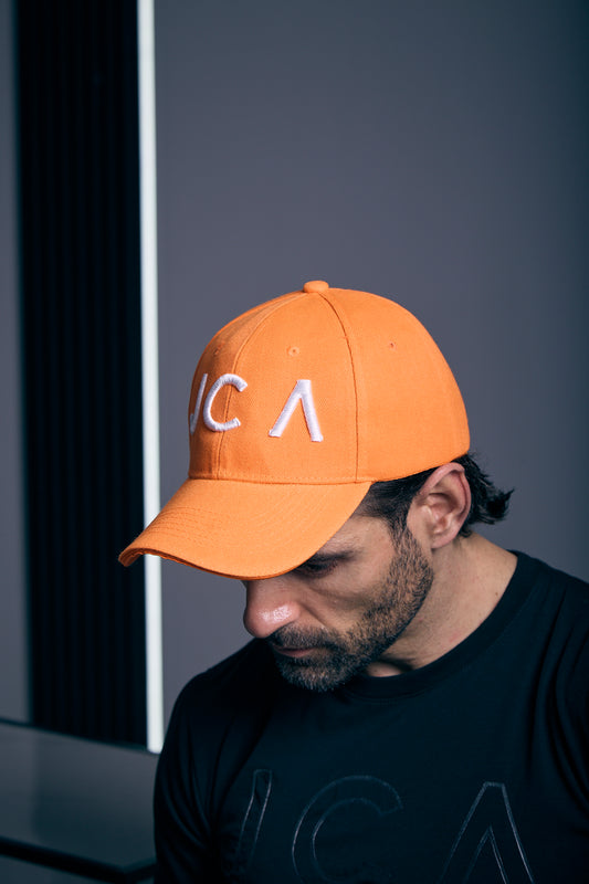 Gorra Naranja con Bordado Blanco