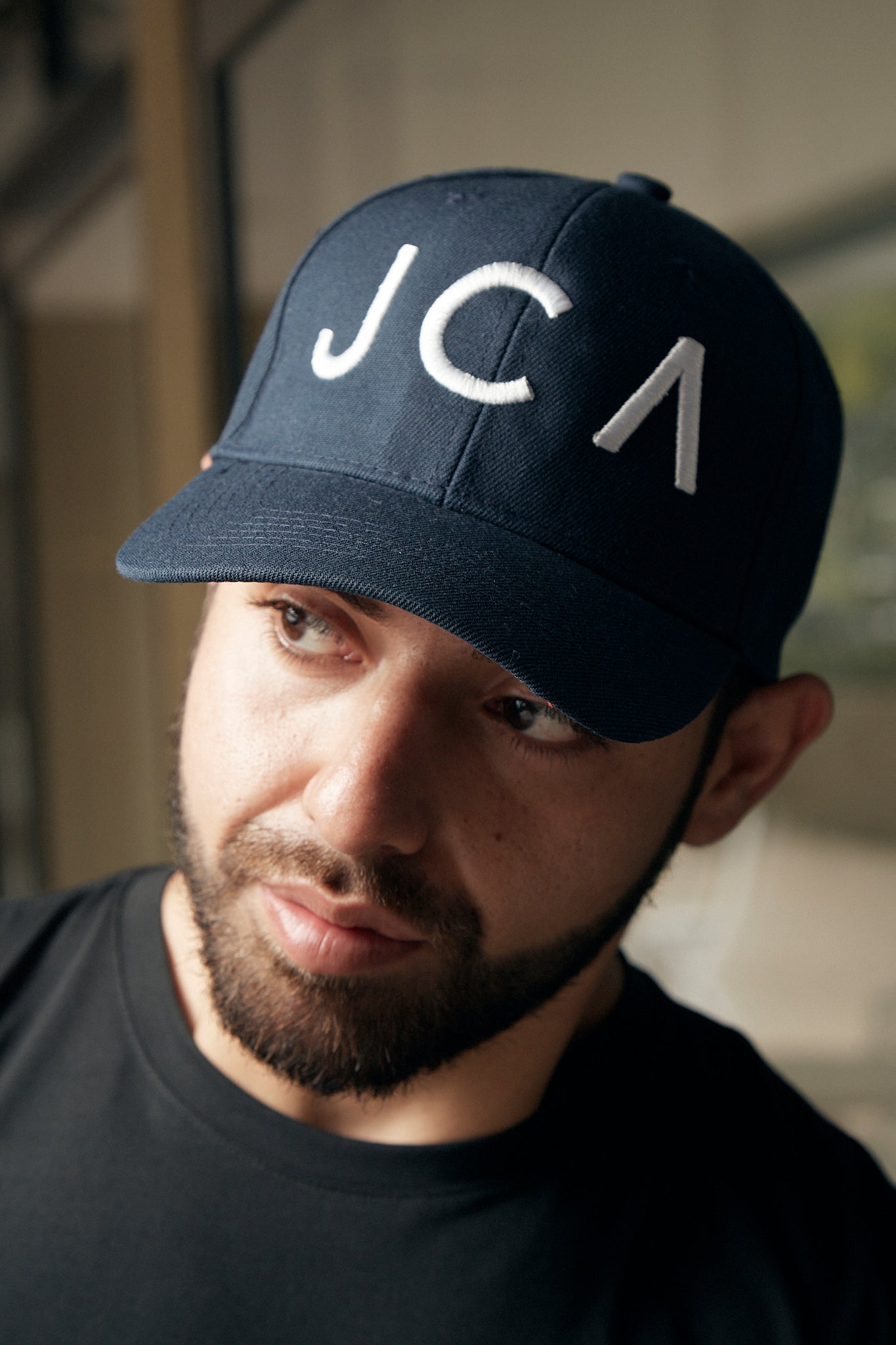 Gorra Azul Oscuro con Bordado Blanco