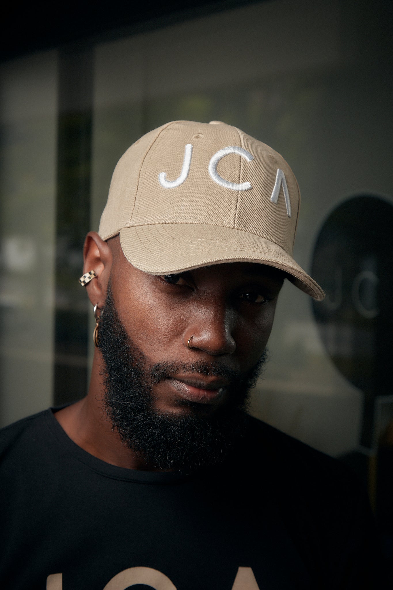 Gorra Beige con Bordado Blanco