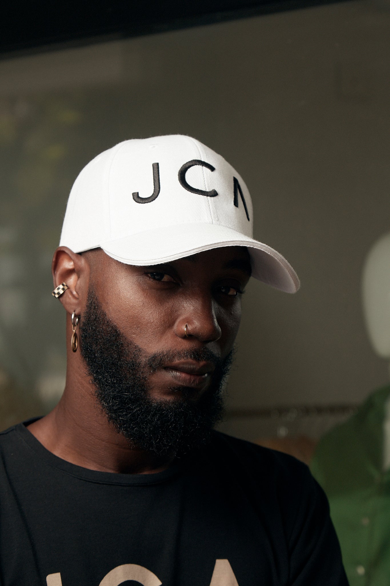 Gorra Blanca con Bordado Negro